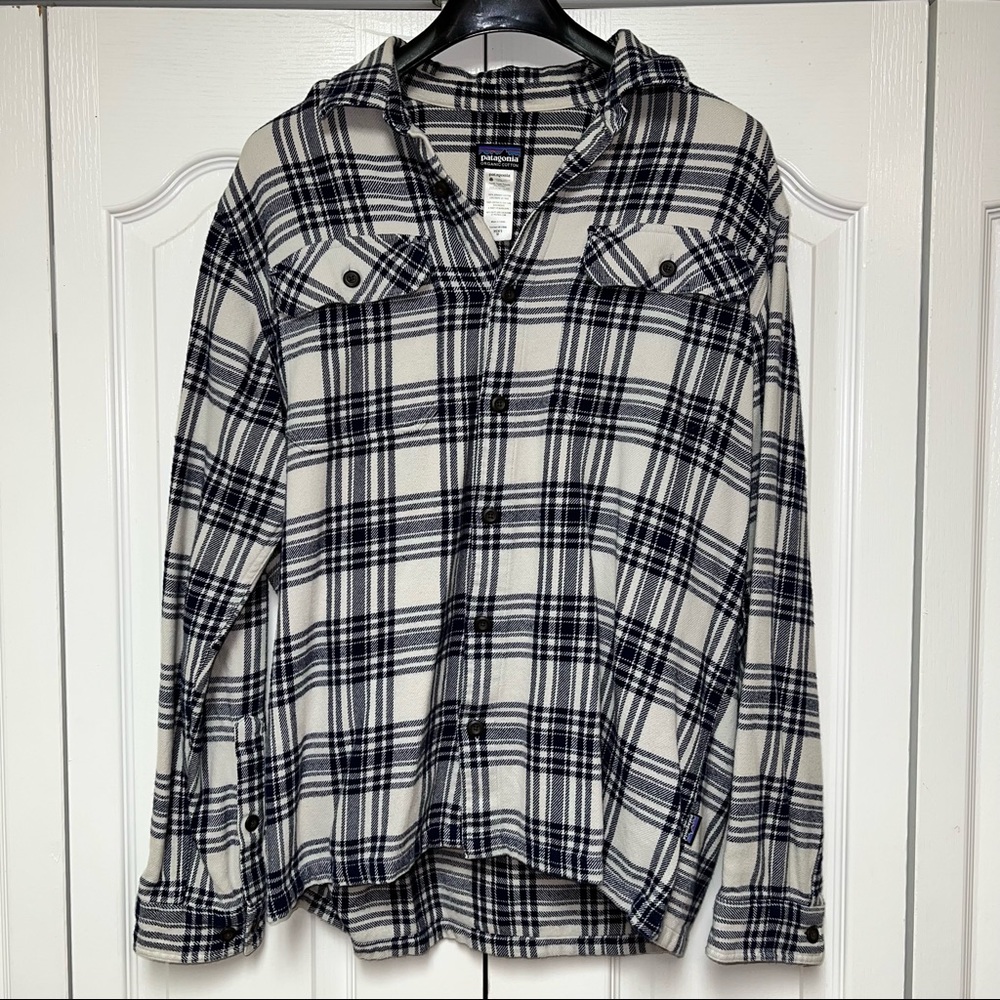 Patagonia long sleeve button down in medium weight organic cotton. Super comfy.